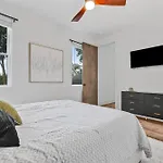 Holiday home New Modern 4br Extended - Fully Equipped - Workspace - Parking