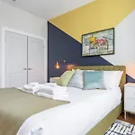 The Broadway Lounge By Local Holiday home