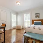 The Eloise By Local Holiday home *