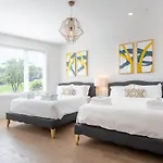 The Maddox By Local Holiday home