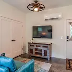 Rustic Walkable To Music Row! By Local Apartment *
