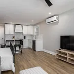 The Nomad 48-Person Hillsboro Village Retreat Studio 1Br Spaces