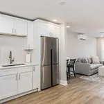 The Nomad 48-Person Hillsboro Village Retreat Studio 1Br Spaces