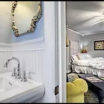 Peaceful Private Cottage, Walk To Park & 5 Mins To Downtown