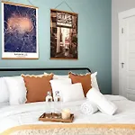 Lux Retreat 12 Beds Games Bar Holiday home *