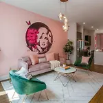 King & Queen 2 Homes - 24 Beds City Views