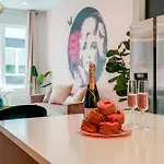 King & Queen 2 Homes - 24 Beds Views