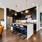 Holiday home New Nash Eras - 15 Beds - Hot Tub On Rooftop Deck *