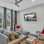New Luxe 4br 12 Beds - Roofdeck Views - Chefs Kitchen Holiday home