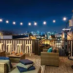 New Luxe 4br 12 Beds - Roofdeck Views - Chefs Kitchen Holiday home Nashville
