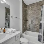 New Luxe 4br 12 Beds - Roofdeck Views - Chefs Kitchen Nashville