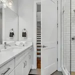 New Luxe 4br 12 Beds - Roofdeck Views - Chefs Kitchen Holiday home Nashville