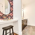 Holiday home New Nash Eras - Rooftop Decks With Hot Tub - 15 Beds *