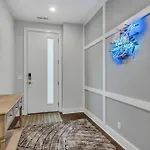 New Luxe 4br 12 Beds - Roofdeck Views - Chefs Kitchen Holiday home Nashville