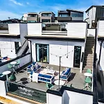 New Nash Eras - 15 Beds - Hot Tub On Rooftop Deck Holiday home *