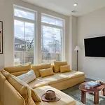Minutes To Broadway Chic Newly Built 4bdr W Balcony 98 Degrees By Avantstay * Nashville