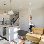 Minutes To Broadway Chic Newly Built 4Bdr W Balcony 98 Degrees By Avantstay