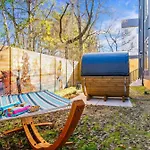 Hot Tub Poker Pool Table & Rooftop Mls View Holiday home *