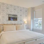 Minutes To Broadway Chic Newly Built 4bdr W Balcony 98 Degrees By Avantstay *
