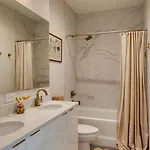 Minutes To Broadway Chic Newly Built 4bdr W Balcony 98 Degrees By Avantstay *