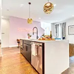 Holiday home Taylor Swift Inspired Hot Tub Rooftop Deck Views