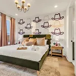 Game Room & Rooftop Deck At Downtown Nashville