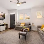 Holiday home Modern 3-story Townhome W Rooftop & Views *