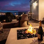 Luxe 4br Retreat With Rooftop Fire Pit & Garage Holiday home *