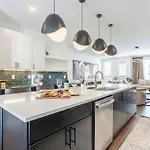 Rooftop Fire Pit & Skyline Views Near Broadway