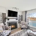 Riverfront Charm - A Scenic Downtown Stay For 6