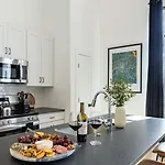 New Build Sleeps 12 2 Condos Modern Design Near Downtown Nashville