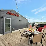 Holiday home Rooftop Deck Grill Ping Pong Near Downtown Nashville