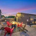 Rooftop Deck Grill Ping Pong Near Downtown Holiday home *
