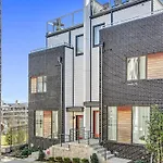 Spectacular Double Rooftop 7 Mins To Broadway Holiday home *