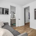 Spectacular Double Rooftop 7 Mins To Broadway Holiday home
