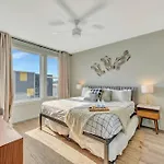 Holiday home Rooftop Deck Grill Ping Pong Near Downtown *