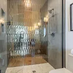 Luxe 4br Retreat With Rooftop Fire Pit & Garage *