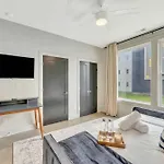 Holiday home Rooftop Deck Grill Ping Pong Near Downtown *