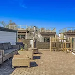 Holiday home Spectacular Double Rooftop 7 Mins To Broadway