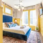 Holiday home Luxe 4br Retreat With Rooftop Fire Pit & Garage *