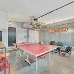 Rooftop Deck Grill Ping Pong Near Downtown Holiday home *