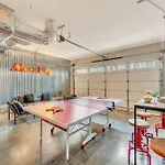 Holiday home Rooftop Deck Grill Ping Pong Near Downtown