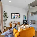 Rooftop Hot Tub Views Pac-man Pool Table Holiday home *