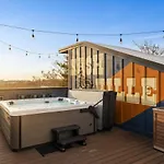 Rooftop Deck Hot Tub & Game In Holiday home Nashville