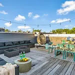 Holiday home Rooftop Deck 2 Car Garage Near Downtown