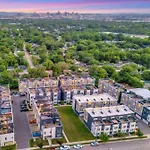 Holiday home Rooftop Deck Grill Ping Pong Near Downtown *