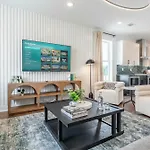 Luxe 4br Retreat With Rooftop Fire Pit & Garage Holiday home