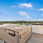 Double Rooftop Decks Hot Tub Karaoke *