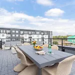 Luxe 4br Retreat With Rooftop Fire Pit & Garage Holiday home