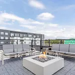 Holiday home Luxe 4br Retreat With Rooftop Fire Pit & Garage